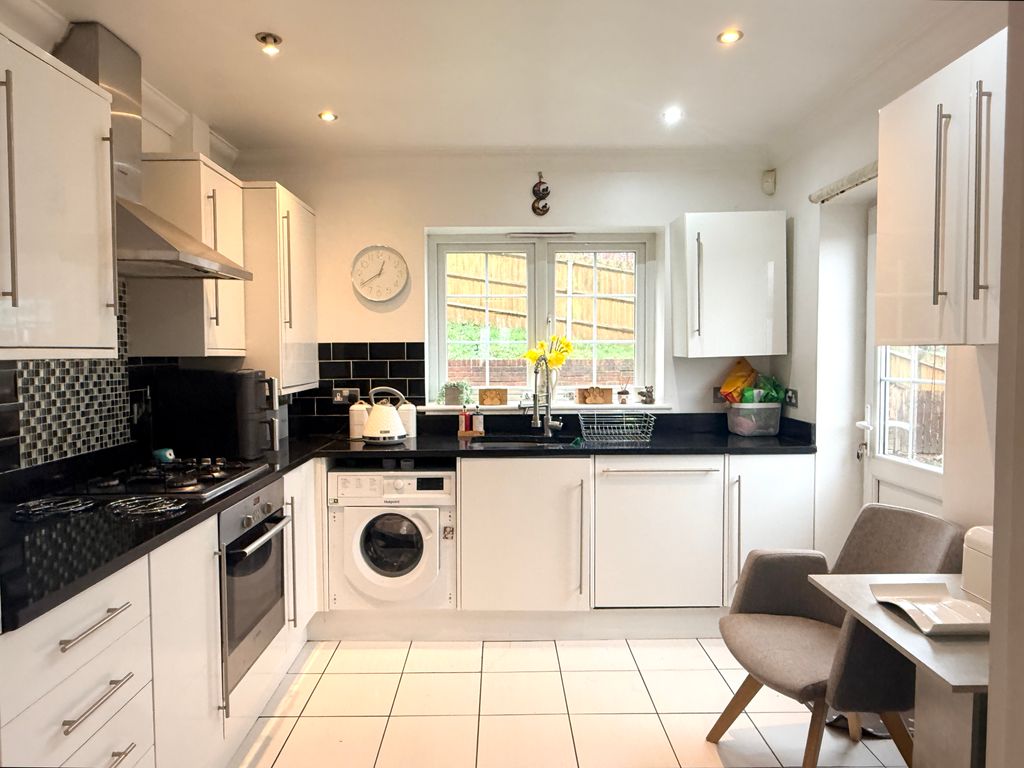 Property photo 3 of 20 Kitchen