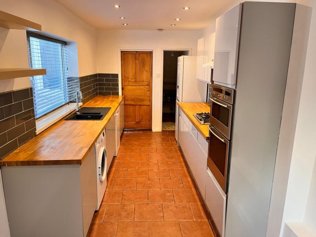 Property photo 3 of 9 Kitchen