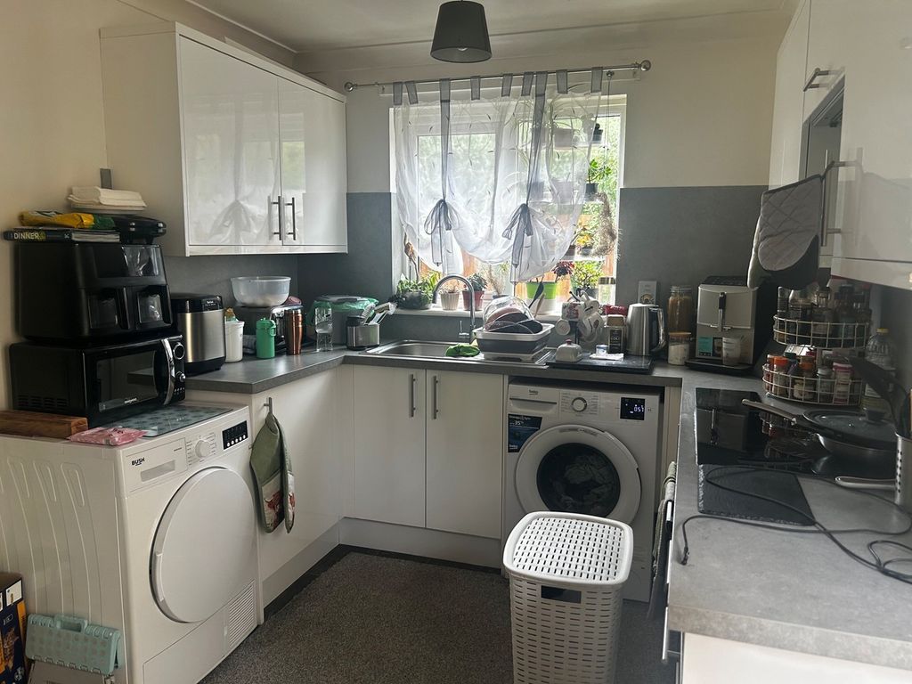 Property photo 2 of 9 Kitchen