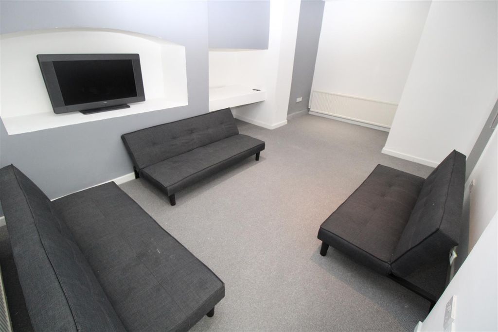 Property photo 3 of 10 71P - Living Room.Jpg