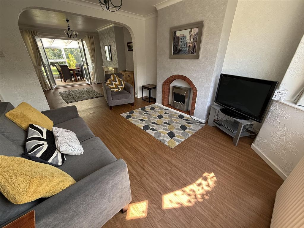 Property photo 3 of 16 Lounge