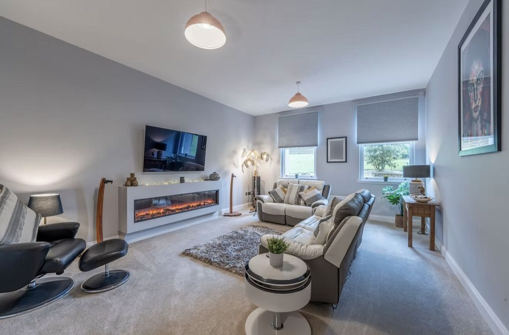 Property photo 1 of 33