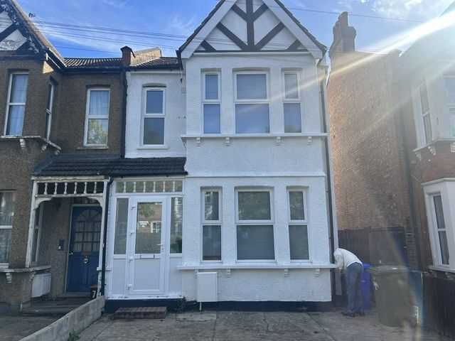 Property photo 1 of 6 Ground &amp; First Floor Studio Room With En-Suites And Shared Communal Kitchen Located In Wealdstone Near The Clocktower