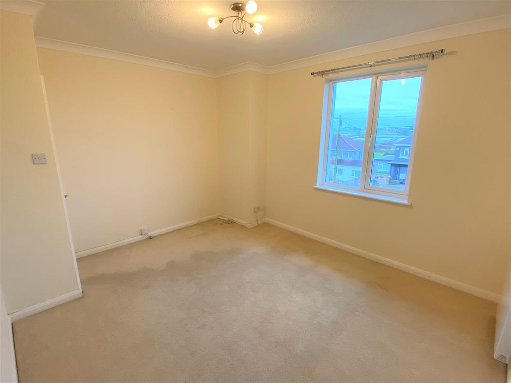 Property photo 2 of 9 5 Henver Court Lounge