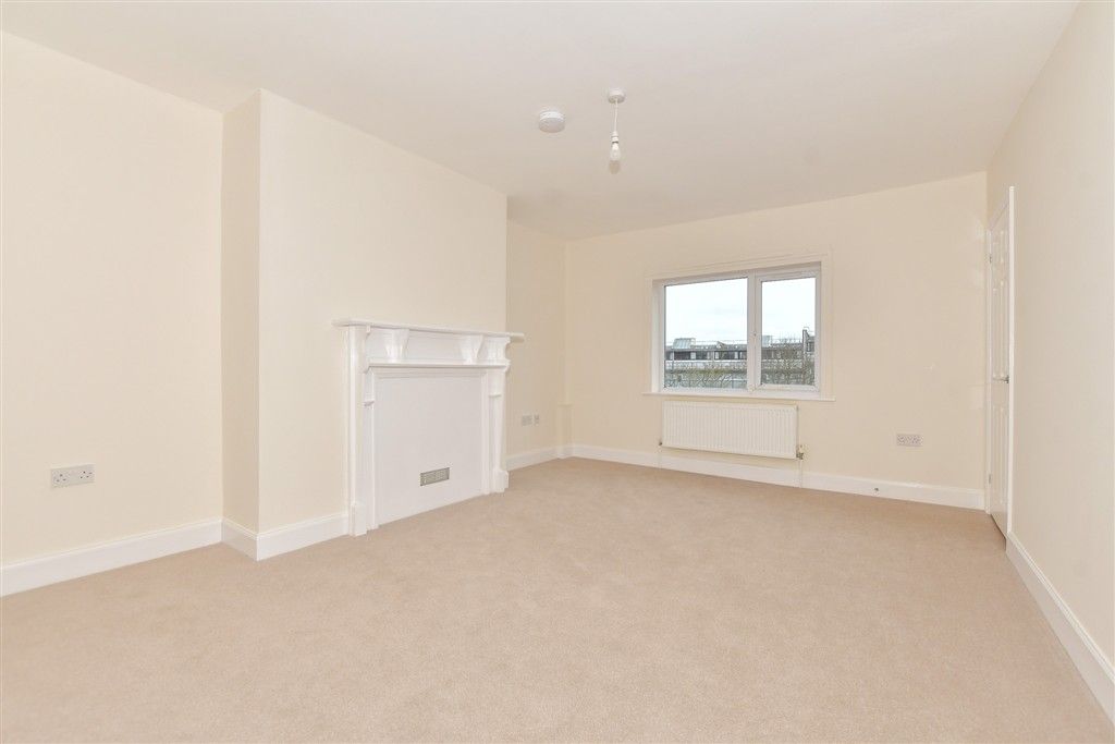 Property photo 3 of 7 Lounge