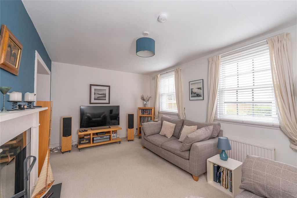 Property photo 2 of 19 Lounge