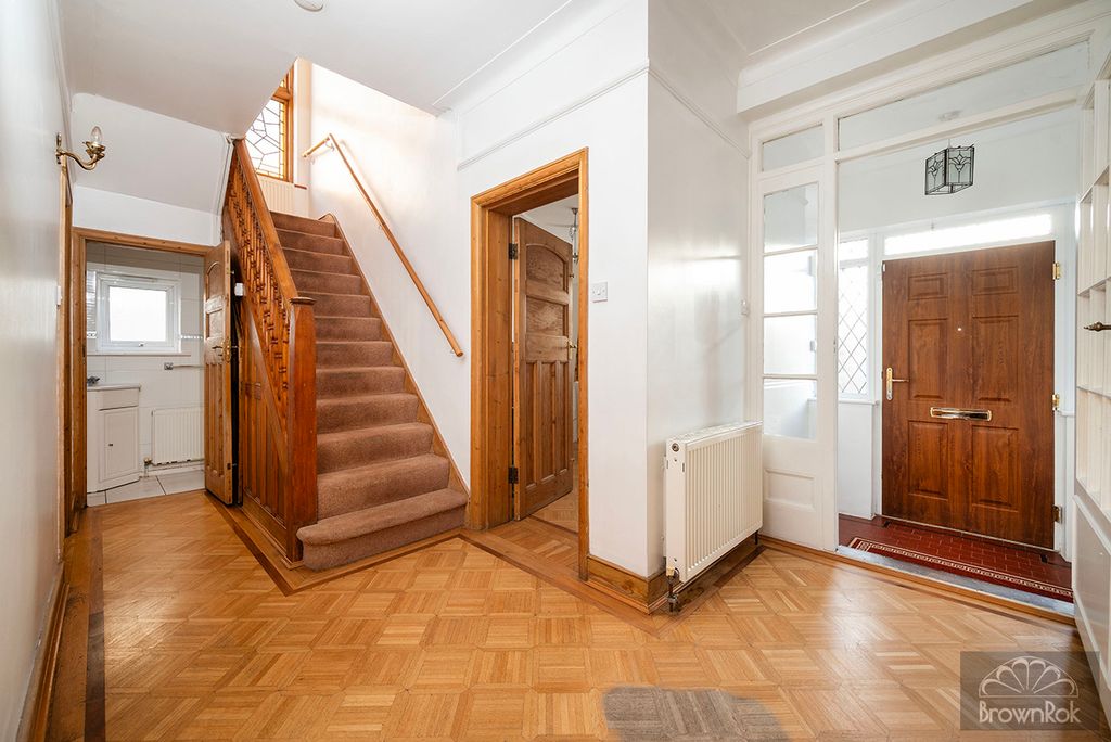Property photo 2 of 13 W18