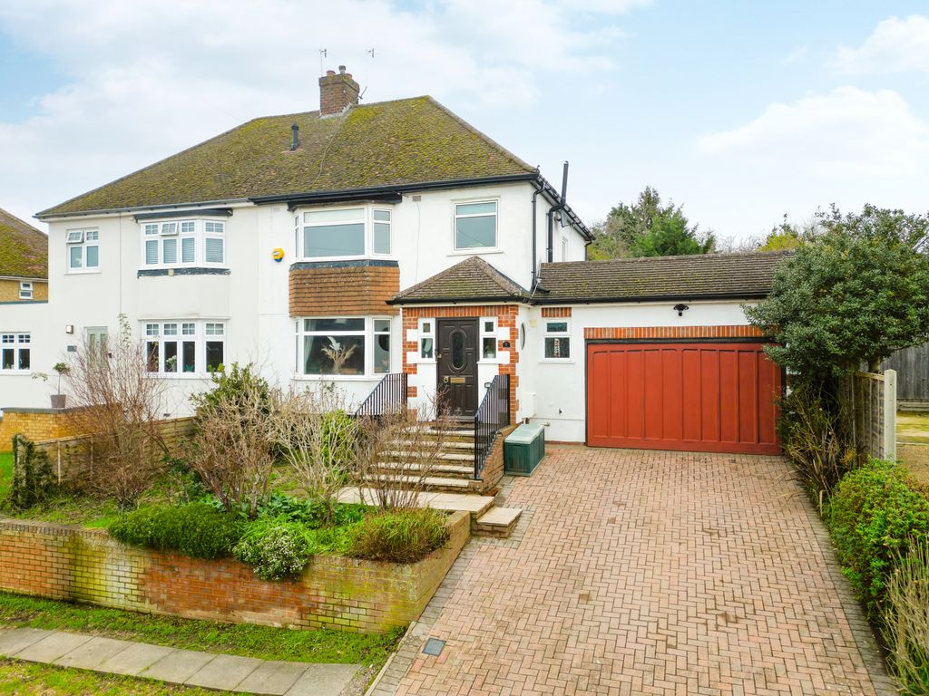 Property photo 1 of 27 Woodlands Road, Nash Mills