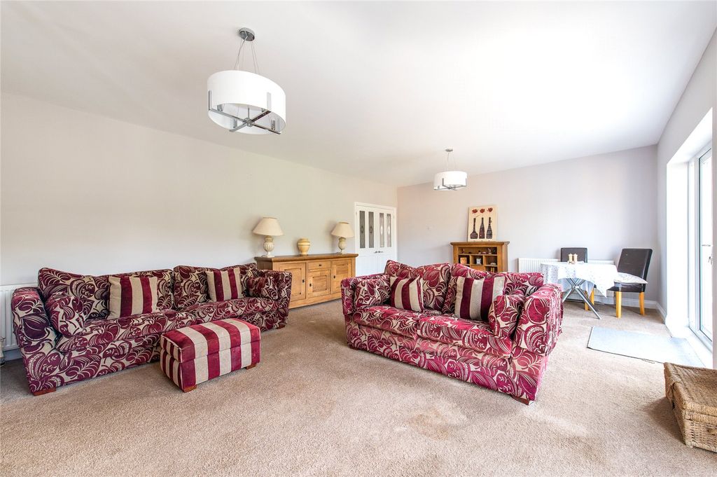Property photo 2 of 42 Lounge