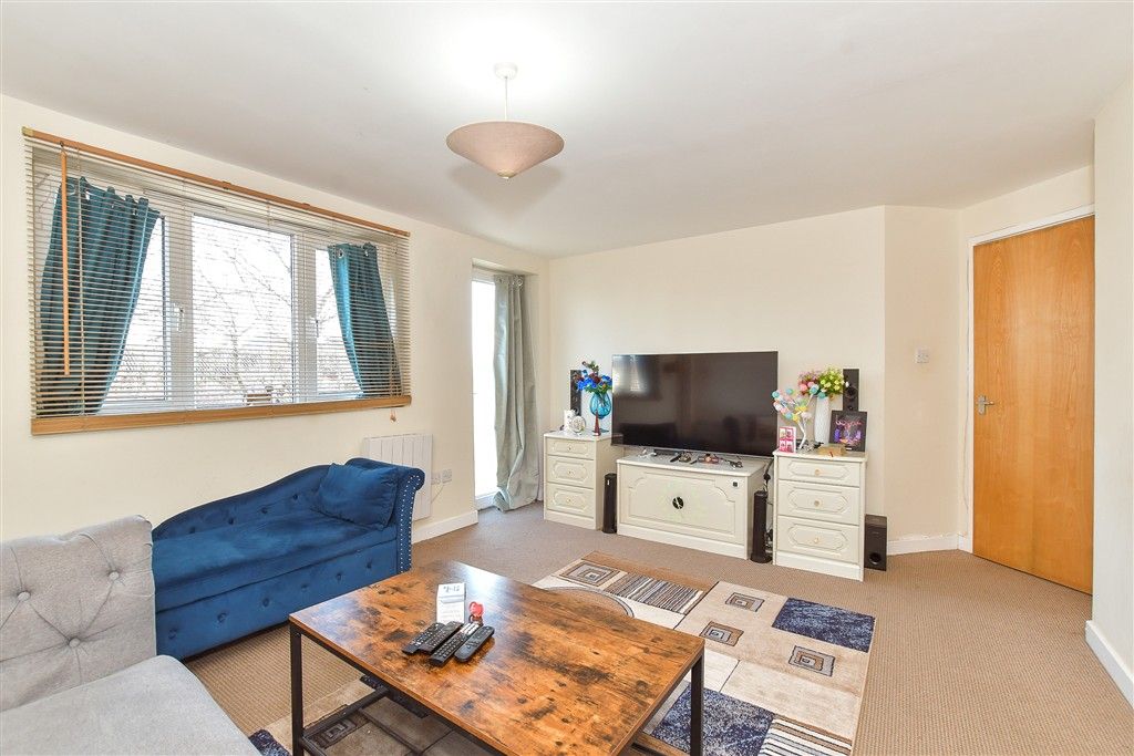 Property photo 3 of 8 Lounge