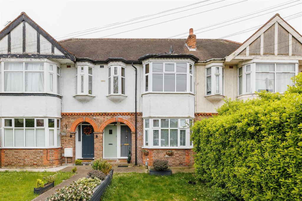 Property photo 1 of 19 Lambourne Gardens, E4