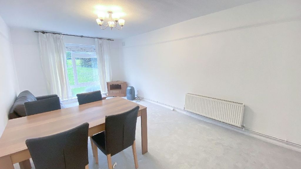 Property photo 2 of 17 Lounge