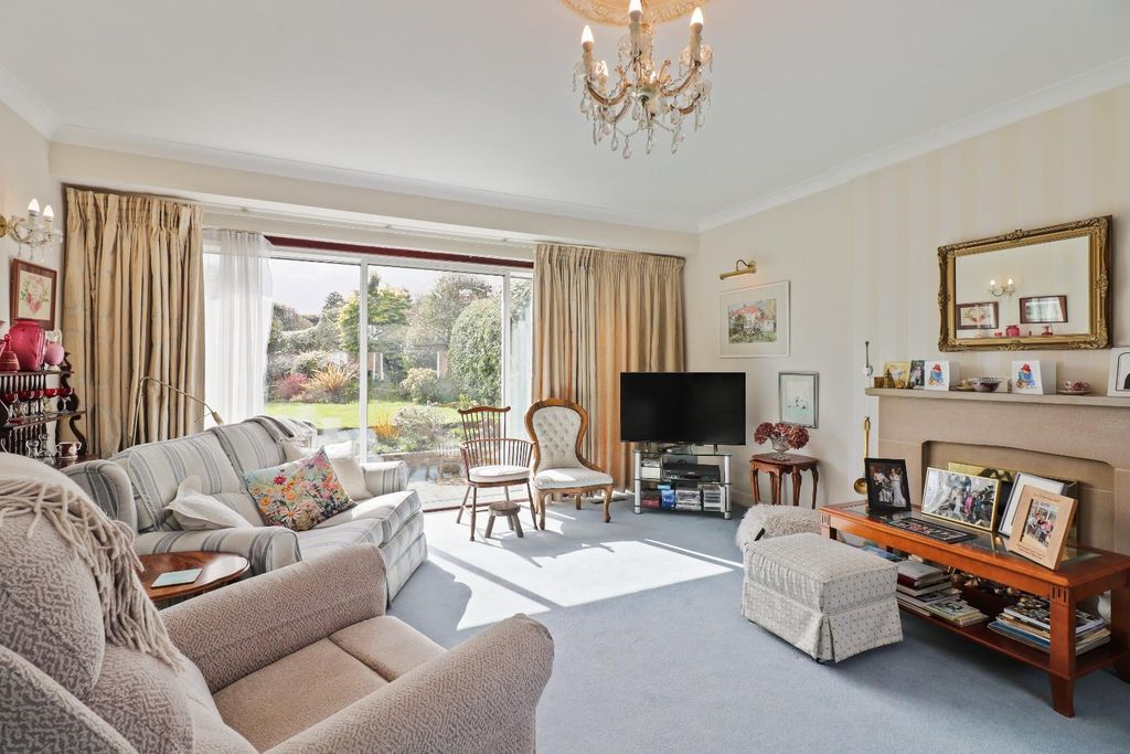 Property photo 3 of 30 Lounge