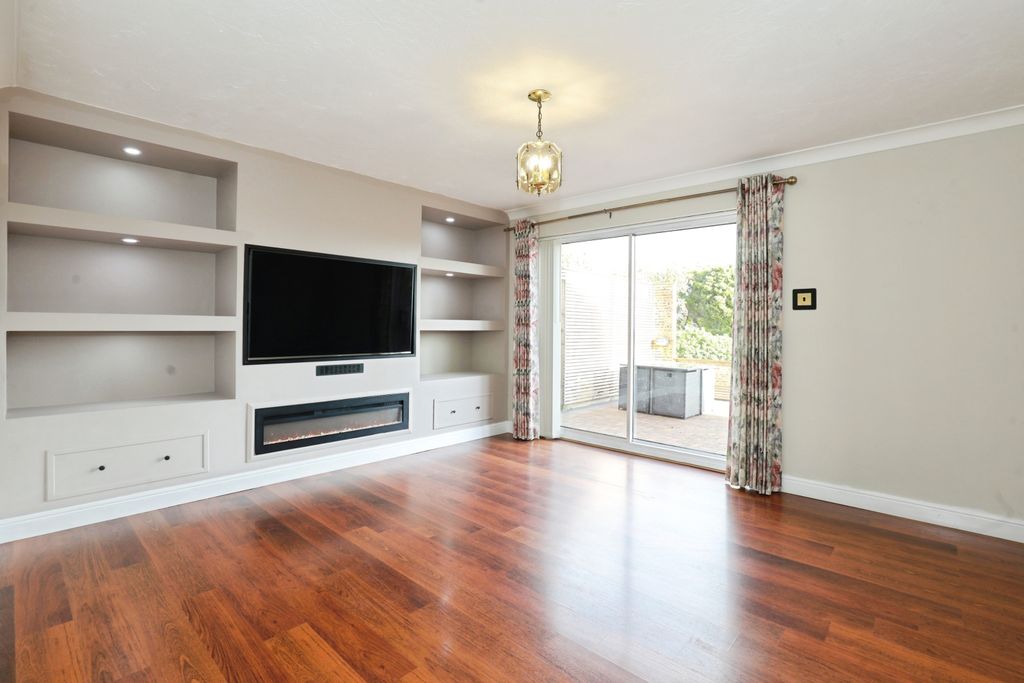 Property photo 3 of 20 Lounge