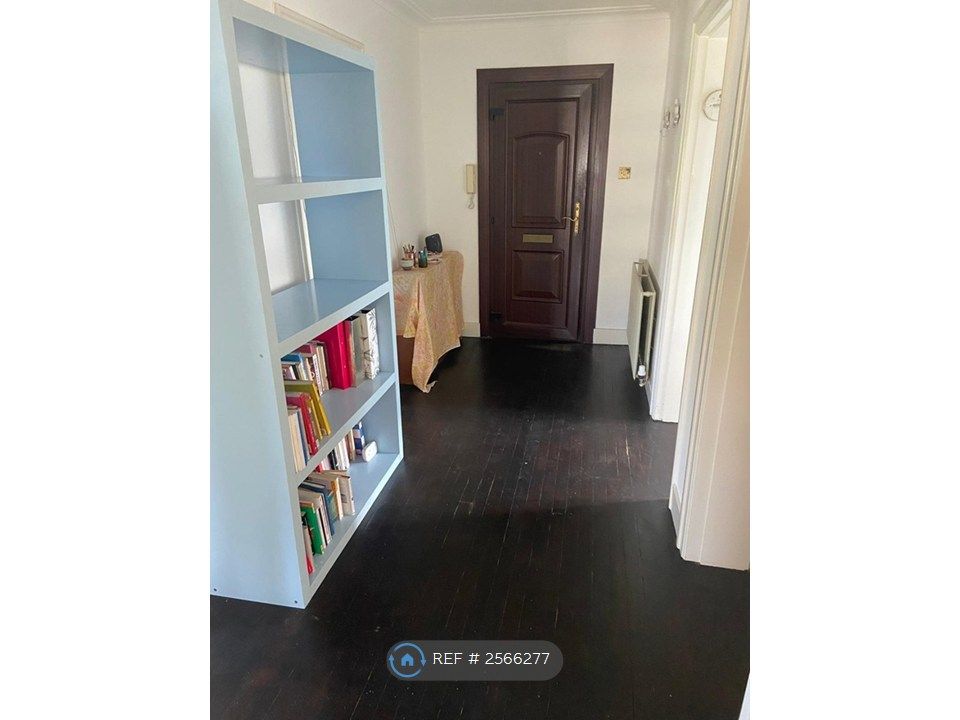 Property photo 3 of 16 Entryway