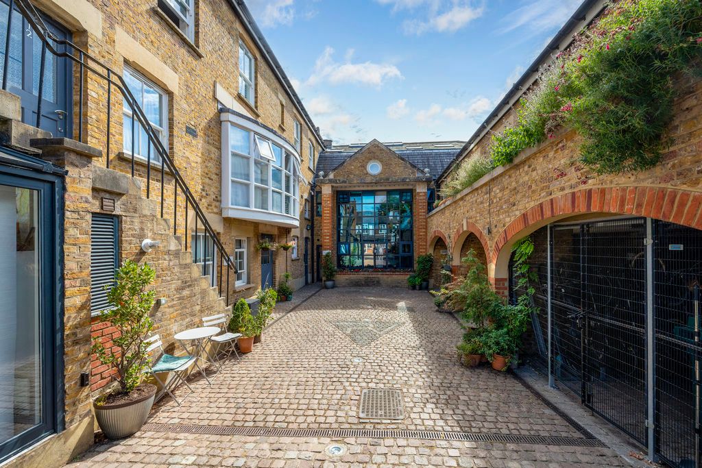 Property photo 1 of 16 Kingsley Court, Church Street, Hampton