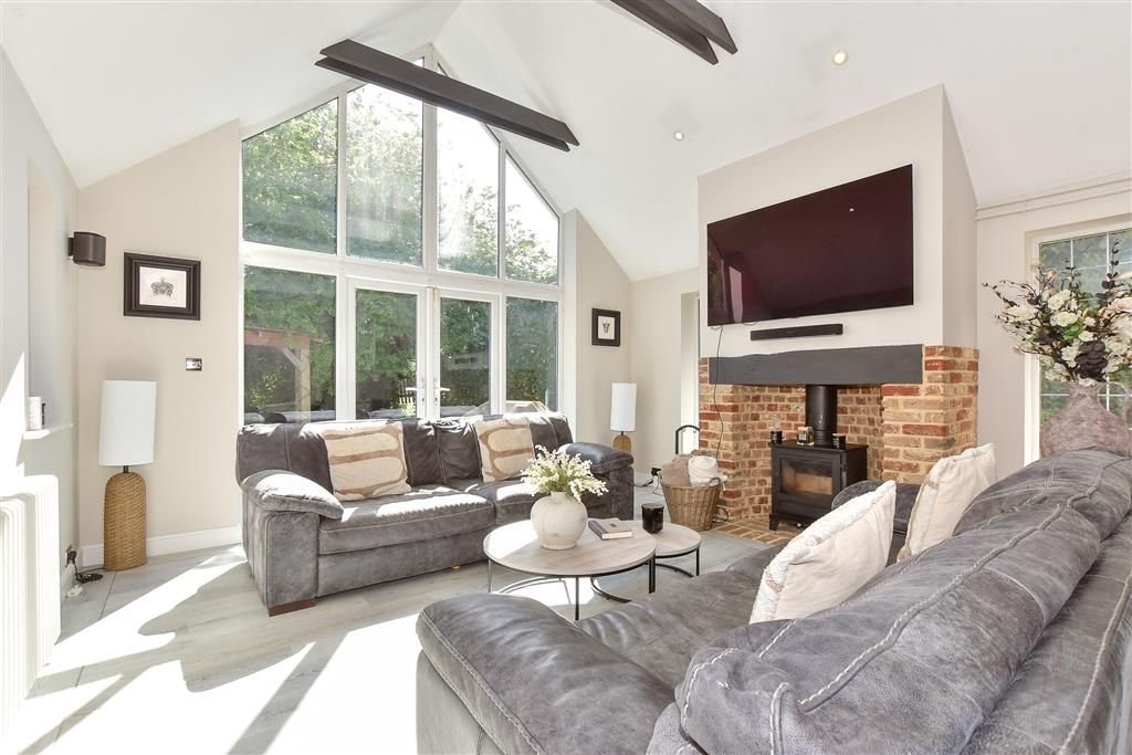 Property photo 3 of 15 Lounge
