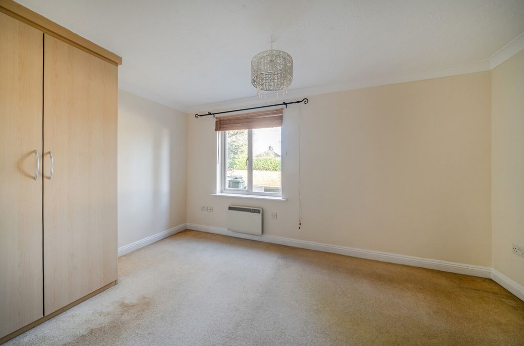 Property photo 3 of 13 1395650-8-695Bbfc...