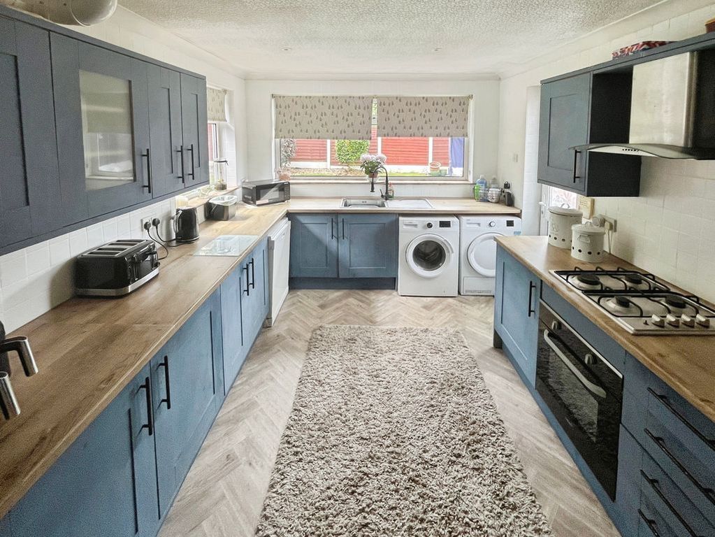 Property photo 3 of 21 Kitchen
