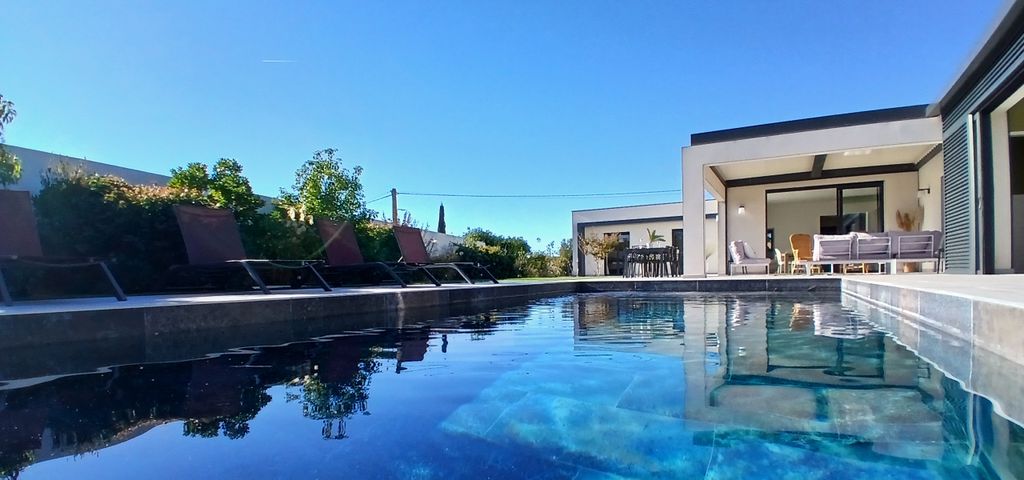 Property photo 2 of 31