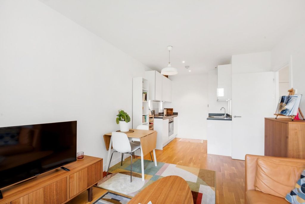 Property photo 3 of 10 Reception To Kitchen