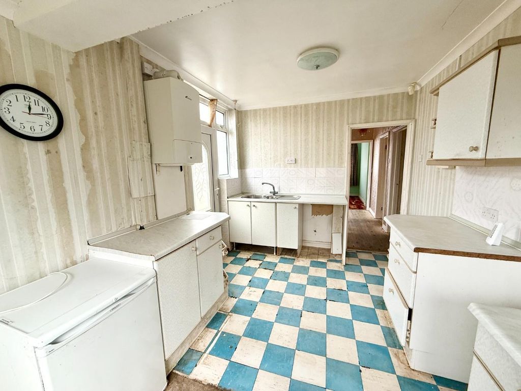 Property photo 3 of 11 Kitchen