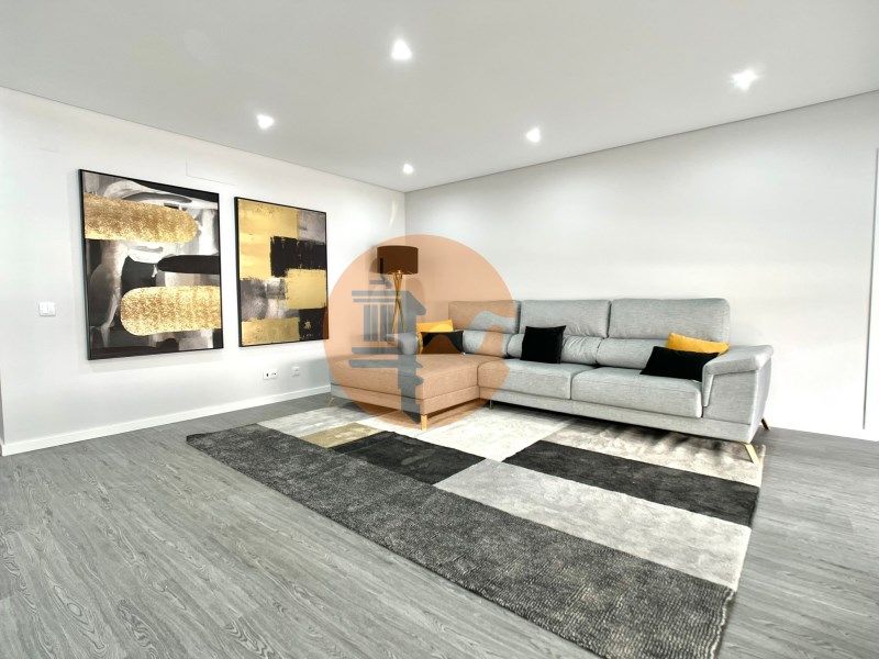 Property photo 2 of 31