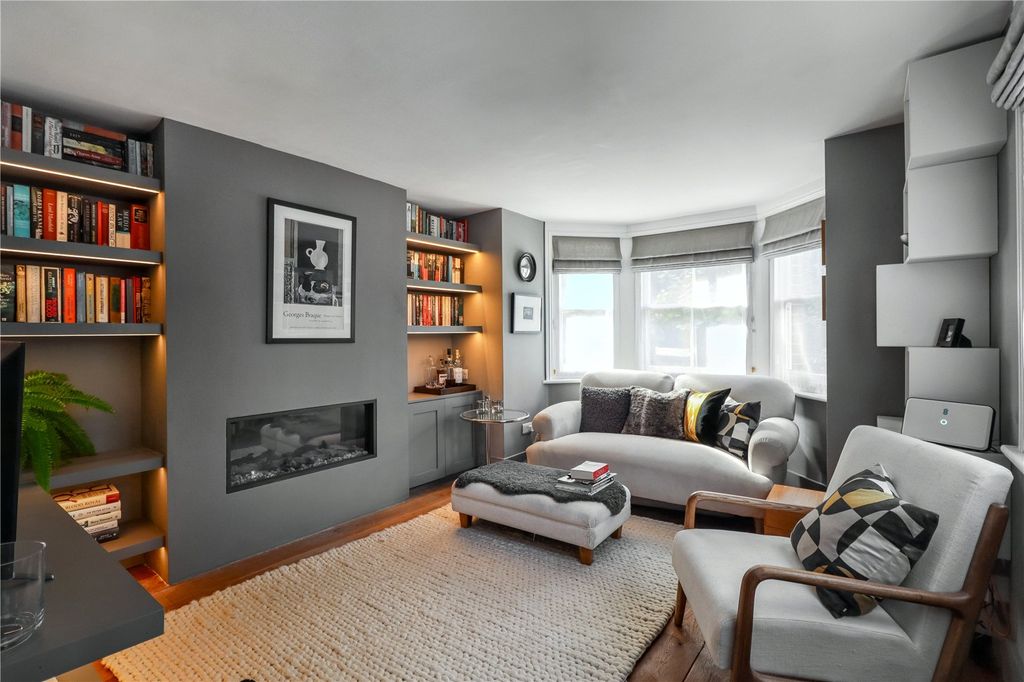 Property photo 1 of 18 Lounge