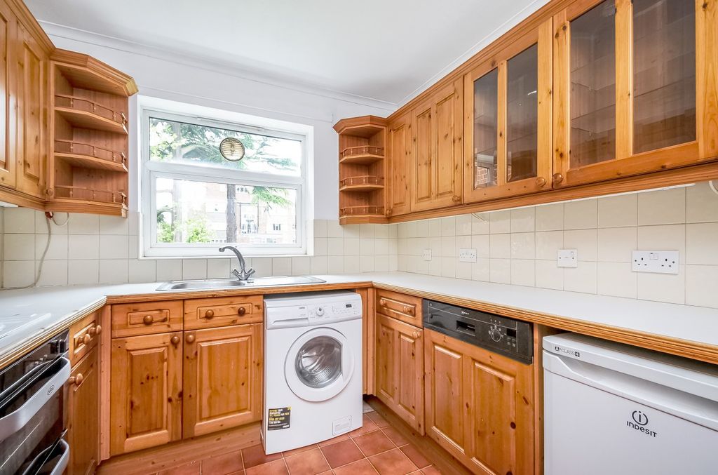 Property photo 3 of 10 Kitchen