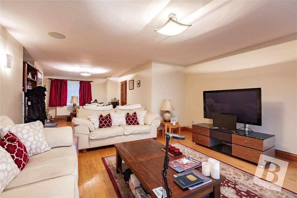 Property photo 3 of 17 Lounge