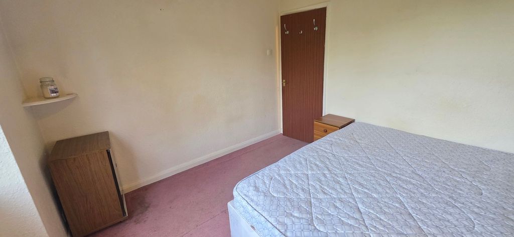 Property photo 2 of 10 Spacious Bedroom With Ample Floor Space....