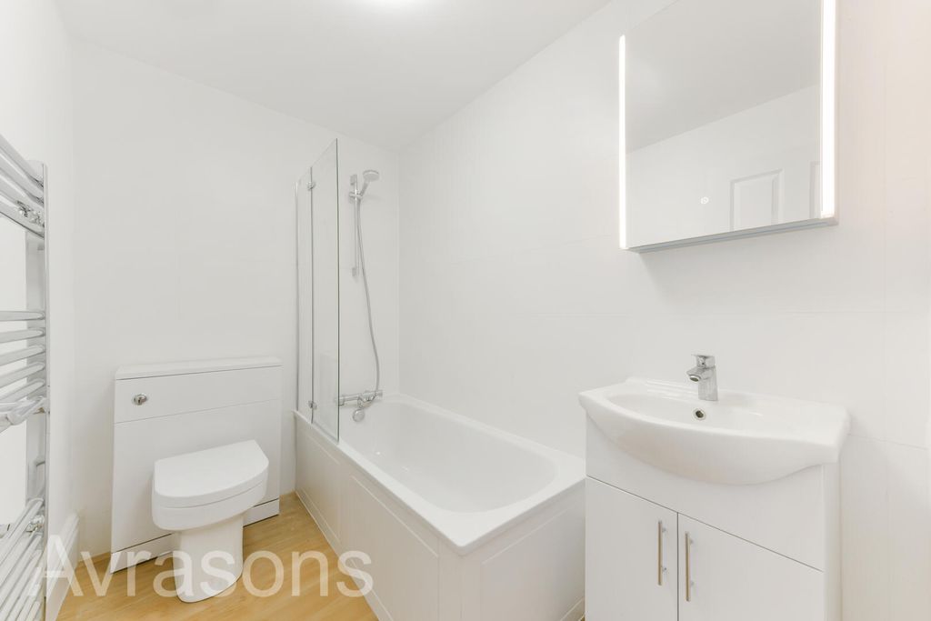 Property photo 3 of 10 Bathroom