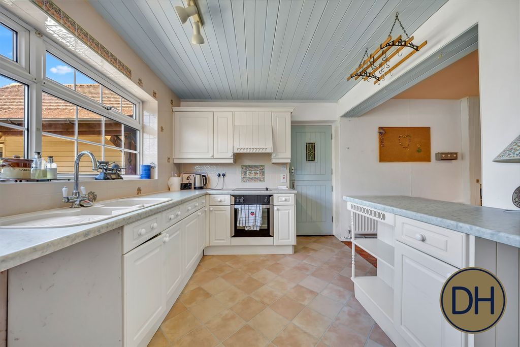 Property photo 3 of 21 Oak Piece