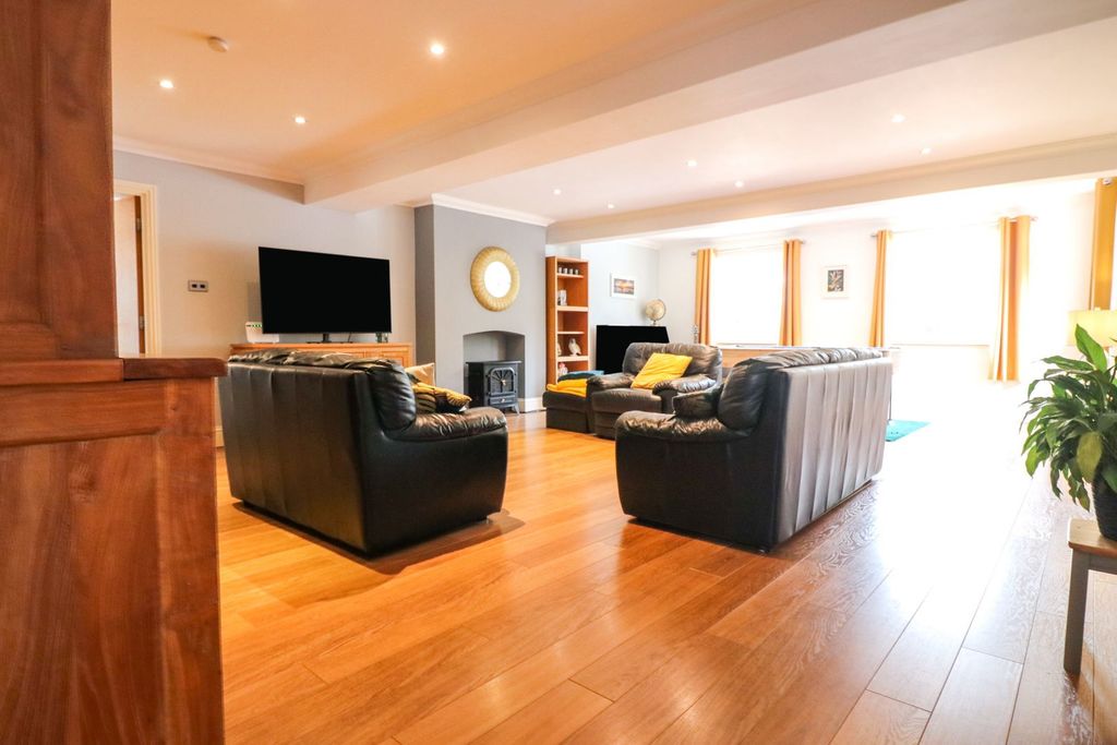 Property photo 3 of 51