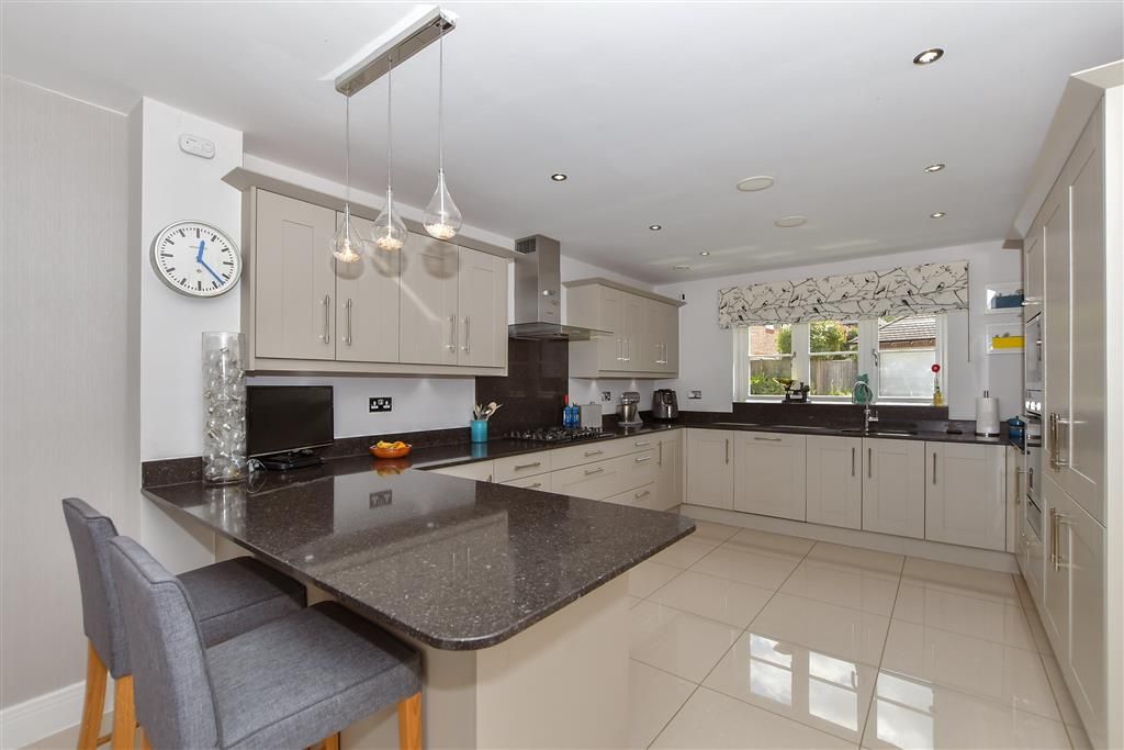 Property photo 3 of 18 Kitchen