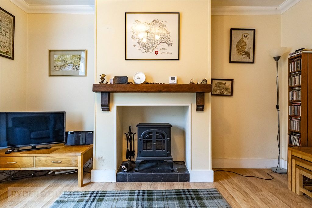 Property photo 3 of 18 Living Room