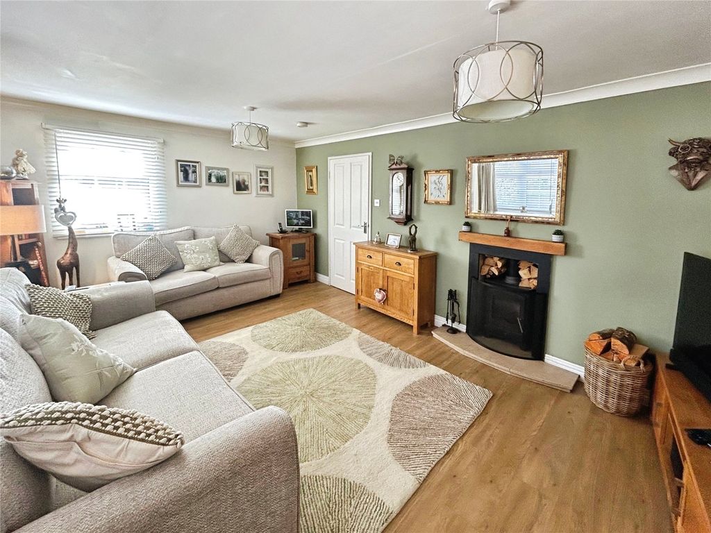 Property photo 2 of 32 Lounge