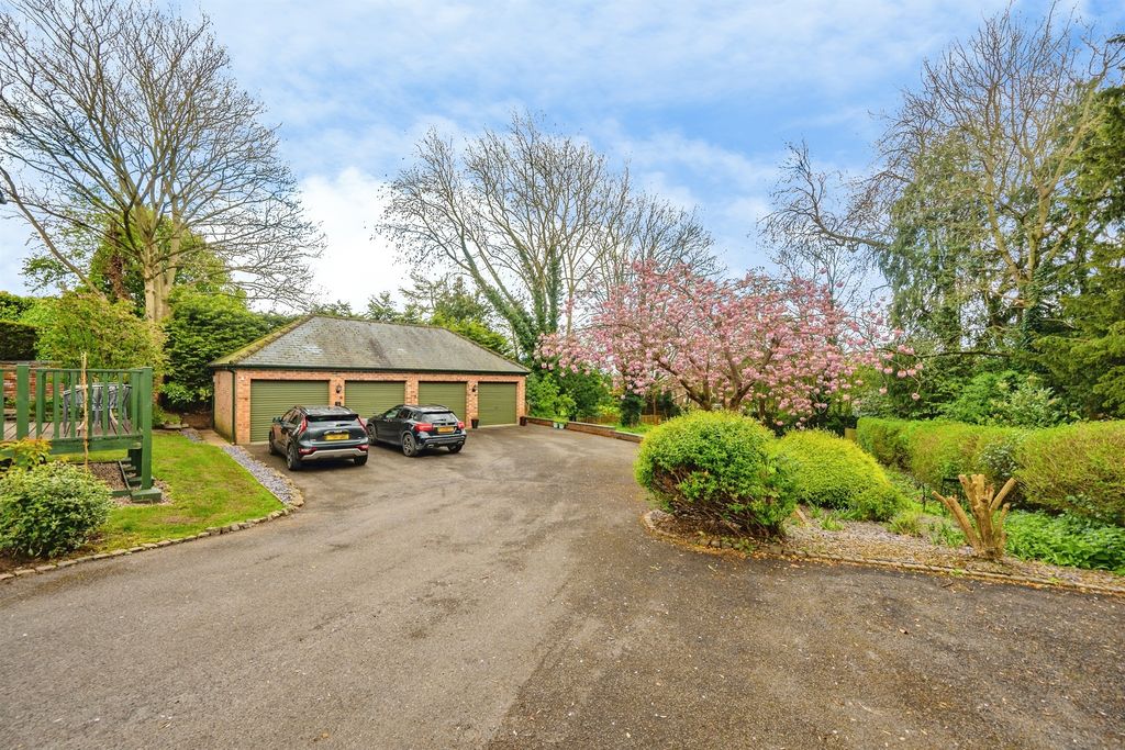 Additional image 14 of 2 bed flat for saleThe Green, Mickleover, Derby DE3
