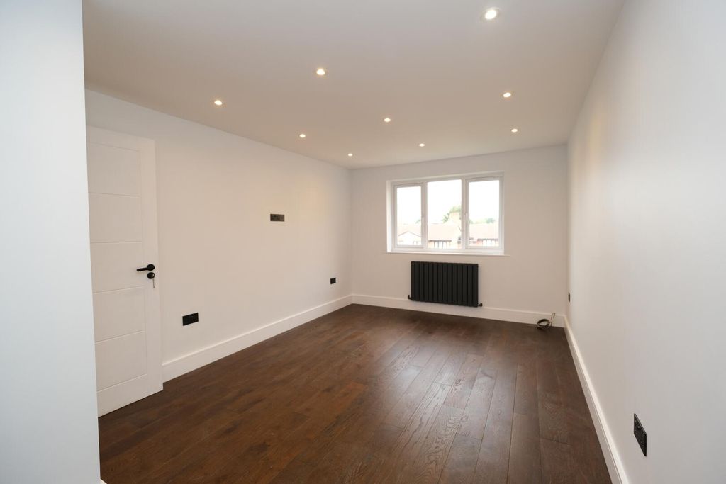 Property photo 3 of 11 Living Room