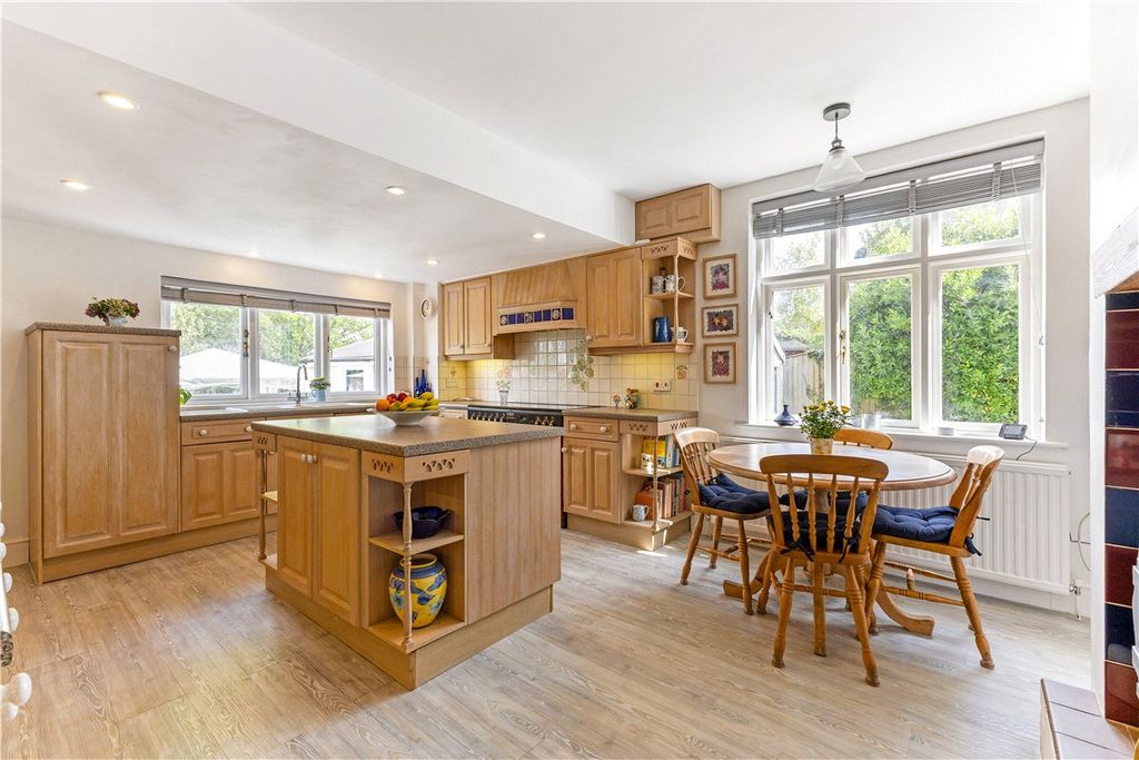 Property photo 3 of 32 Kitchen/Breakfast