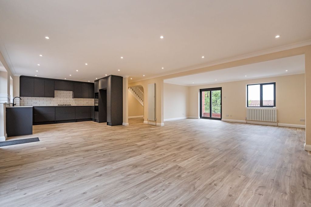 Property photo 2 of 40