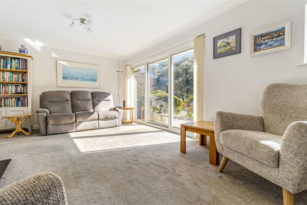 Property photo 3 of 30 45 Fernhurst Drive-012.Jpg