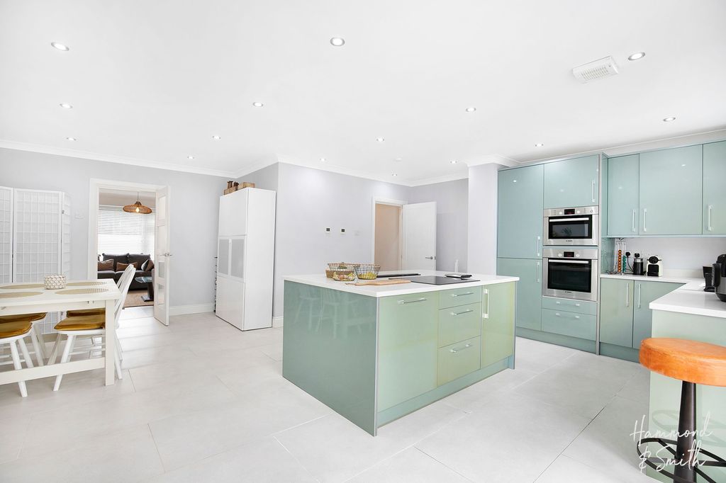 Property photo 2 of 18