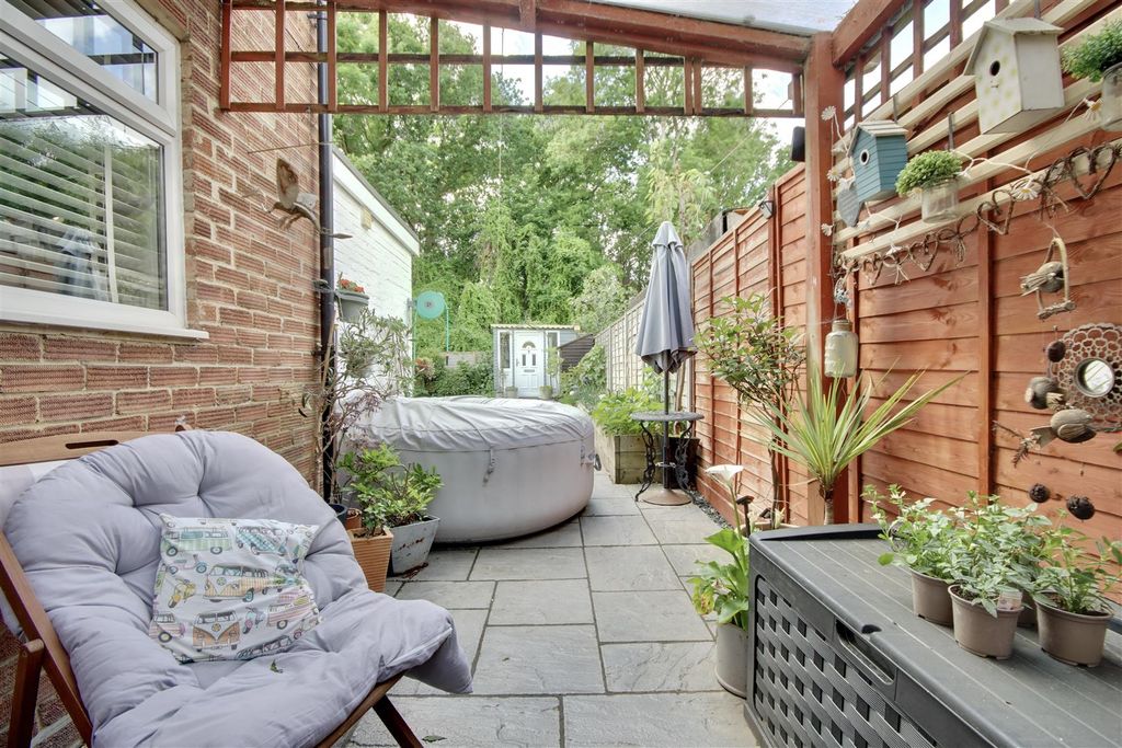 Property photo 2 of 24 Garden Shelter