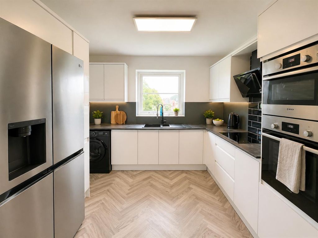 Property photo 3 of 6 Kitchen