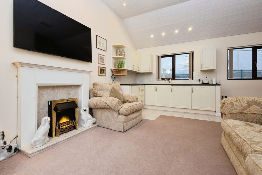 Property photo 3 of 17 Pbox-Img.Jpg