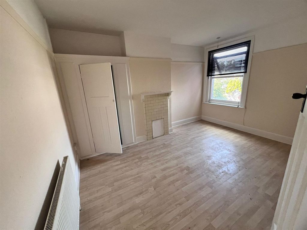 Property photo 3 of 10 Bed1.Jpg