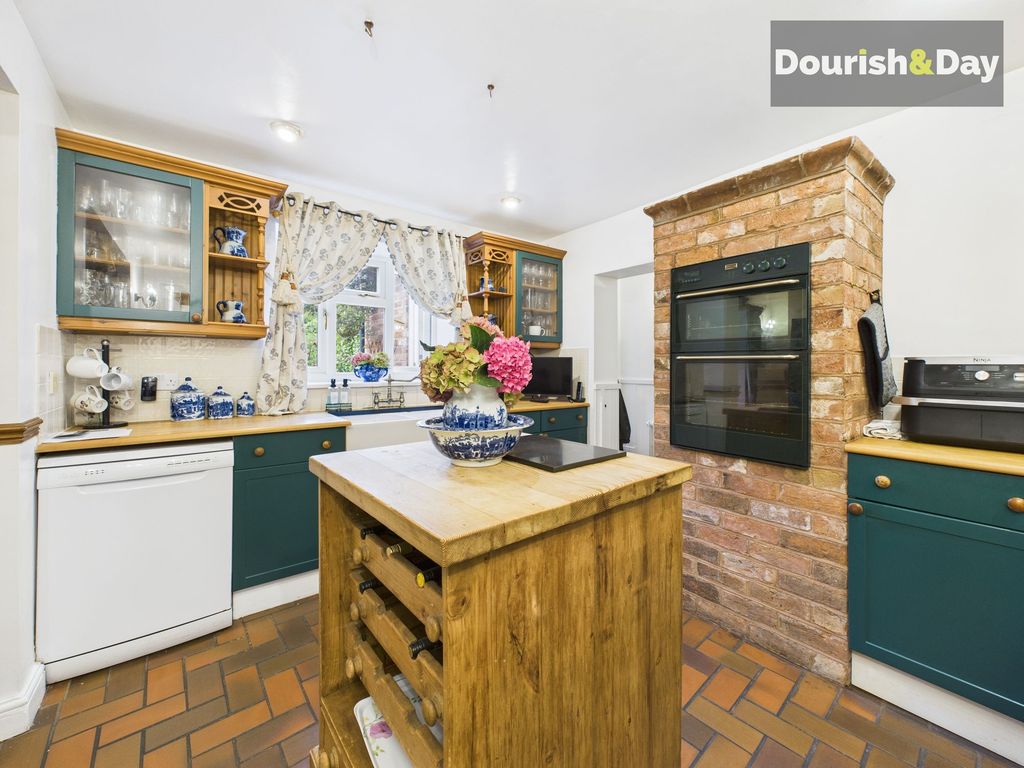 Property photo 3 of 34 Kitchen