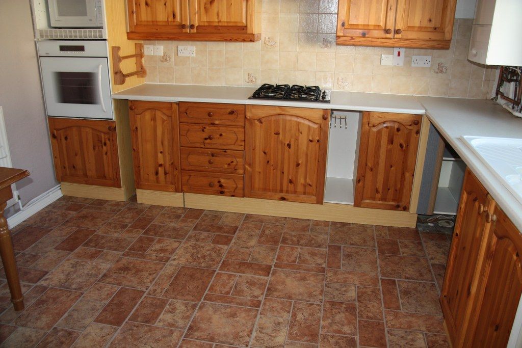 Property photo 3 of 8 Kitchen
