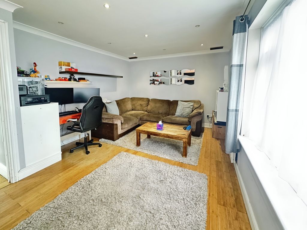 Property photo 3 of 20 Lounge